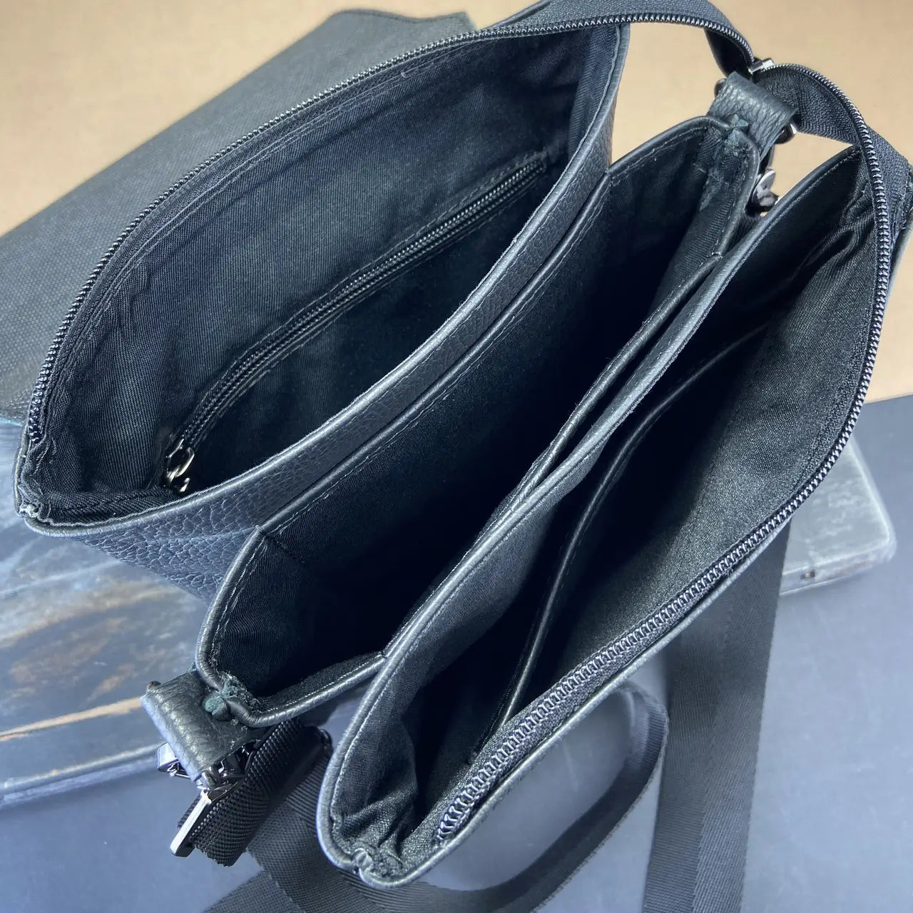 Men’s Black Flotar Leather Shoulder Bag – Multi-Compartment Messenger Bag