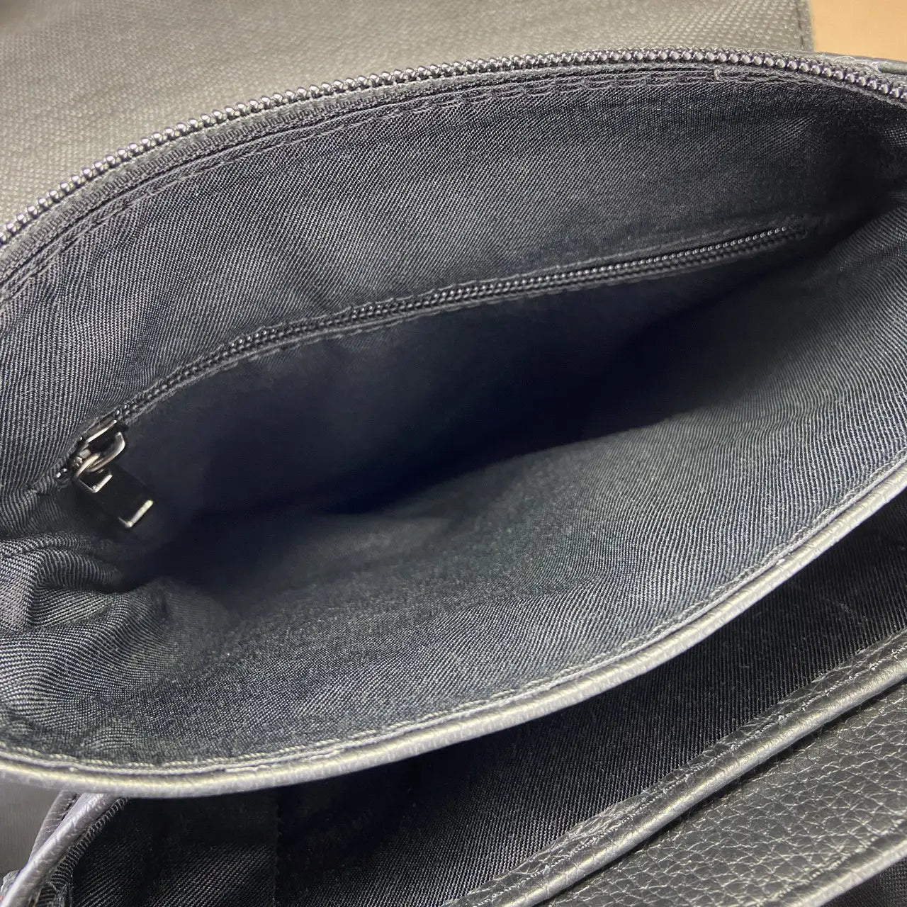 Men’s Black Flotar Leather Shoulder Bag – Multi-Compartment Messenger Bag