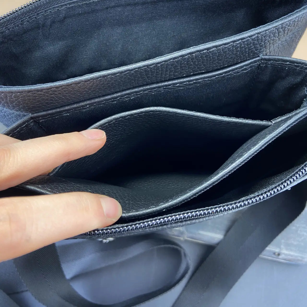 Men’s Black Flotar Leather Shoulder Bag – Multi-Compartment Messenger Bag