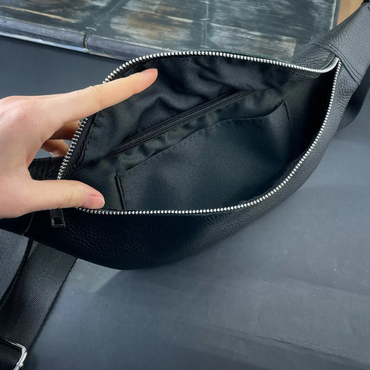 Lightweight Black Flotar Leather Fanny Pack – Anatomical Waist Bag