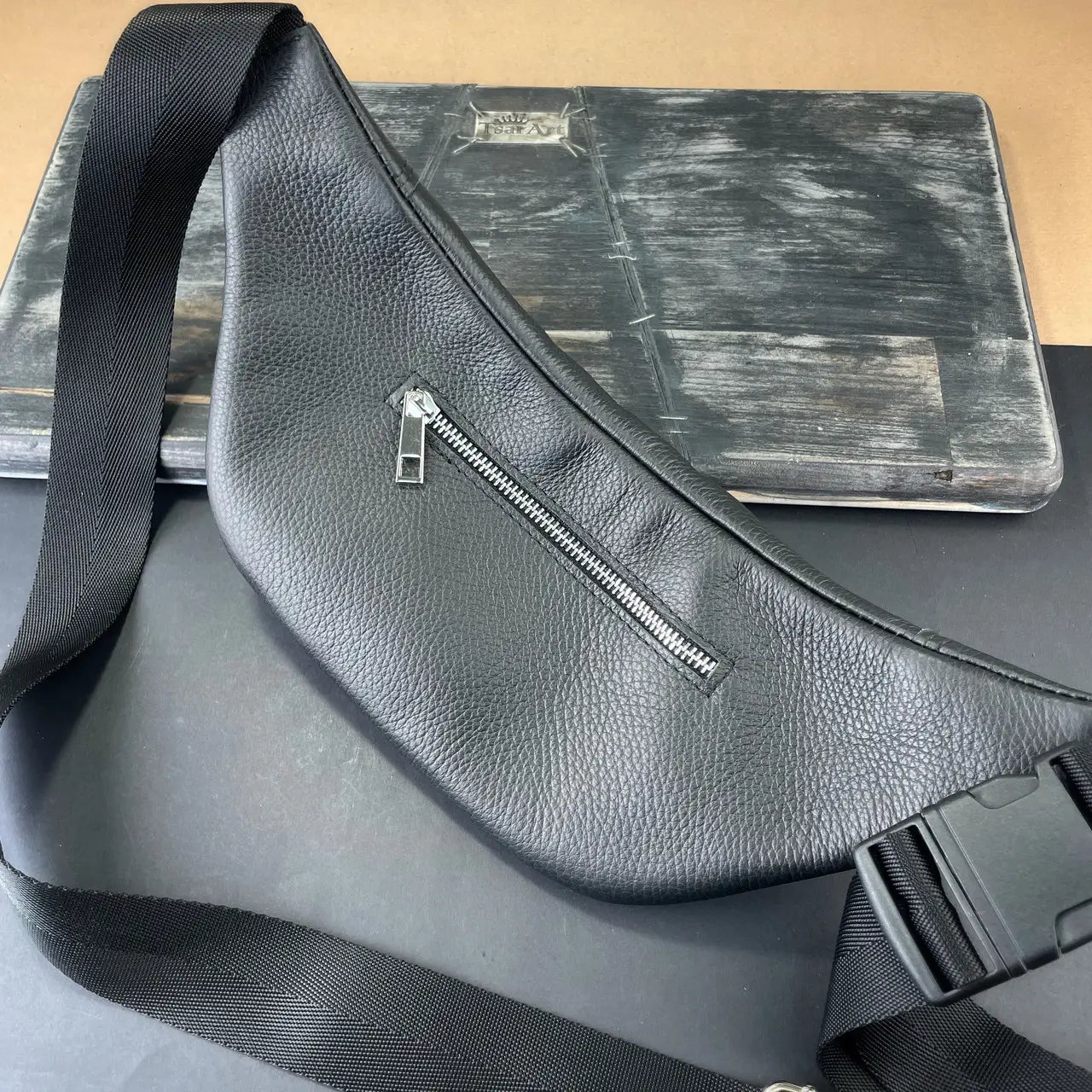 Lightweight Black Flotar Leather Fanny Pack – Anatomical Waist Bag