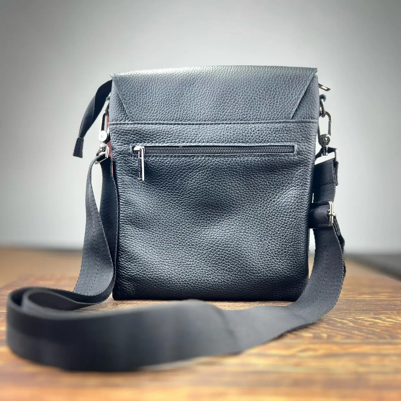 Men’s Black Flotar Leather Shoulder Bag – Multi-Compartment Messenger Bag